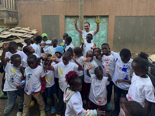 Arte e solidarietà: Howtan Re in Kenya per realizzare laboratori creativi con i bambini orfani