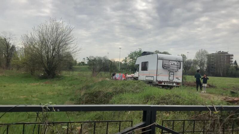 Milano, il campo rom di via Idro: degrado e rifiuti 5