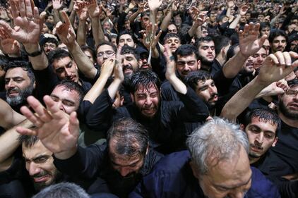 Iniziati i funerali di Khamenei: le immagini da Teheran 14