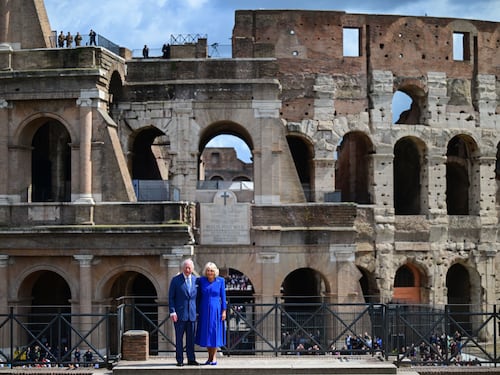 Carlo e Camilla tra sketch e bagno di folla al Colosseo