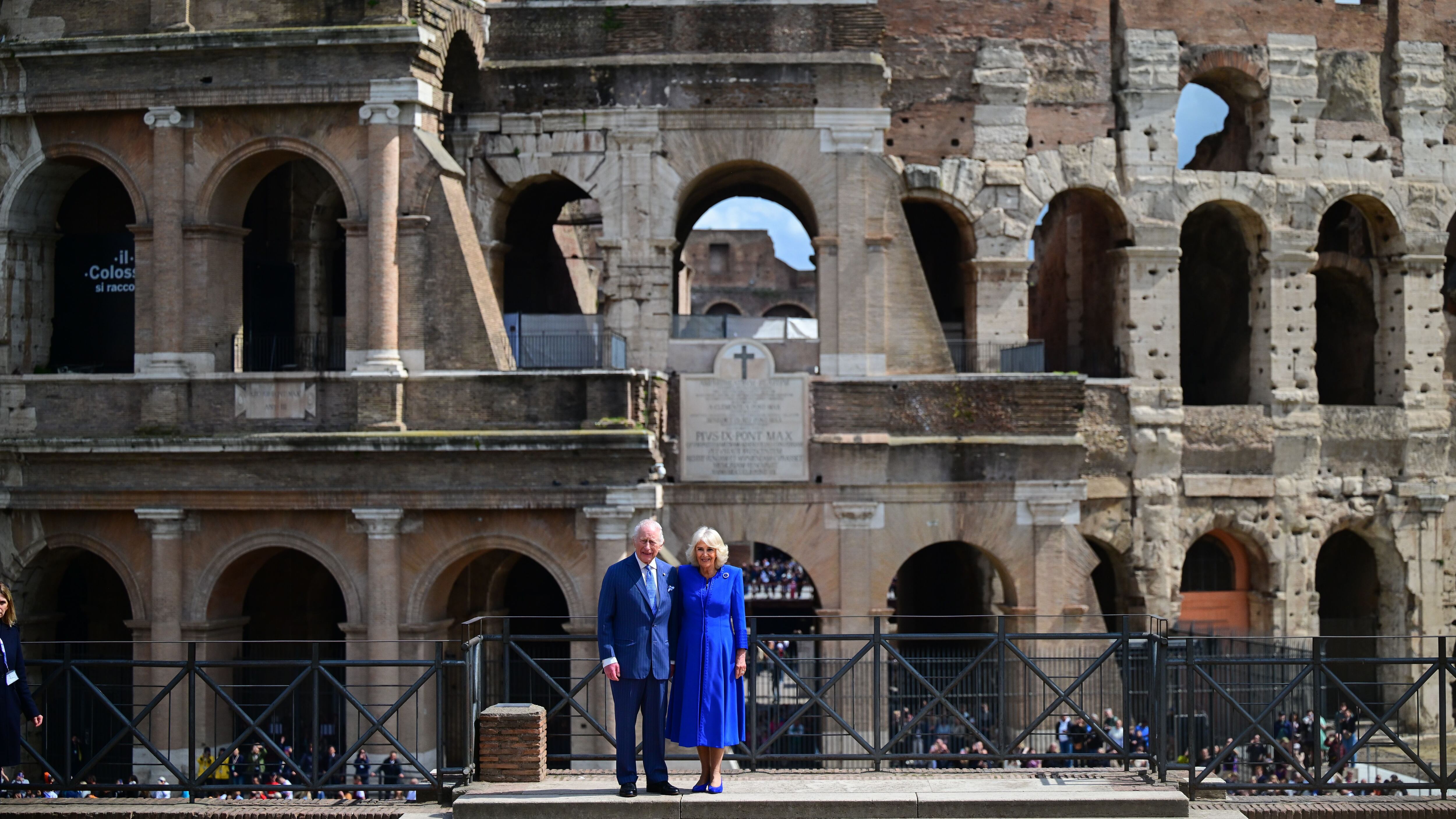 Carlo e Camilla tra sketch e bagno di folla al Colosseo