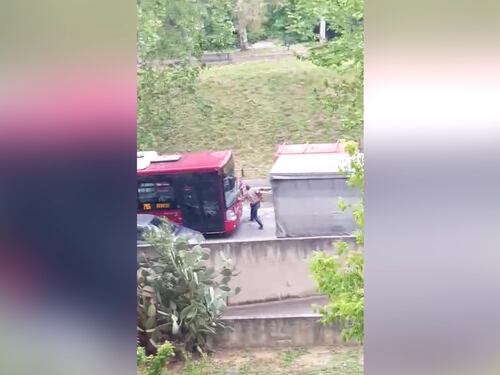 Roma, bus Atac tenta di investire un pedone a Corviale
