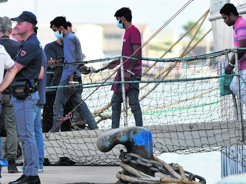 Il sondaggio che gela la sinistra: italiani contrari agli sbarchi e favorevoli ai rimpatri