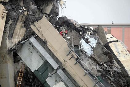Macerie e macchine schiacciate: le foto 4