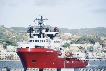 La Ocean Viking entra nel porto di Messina  12