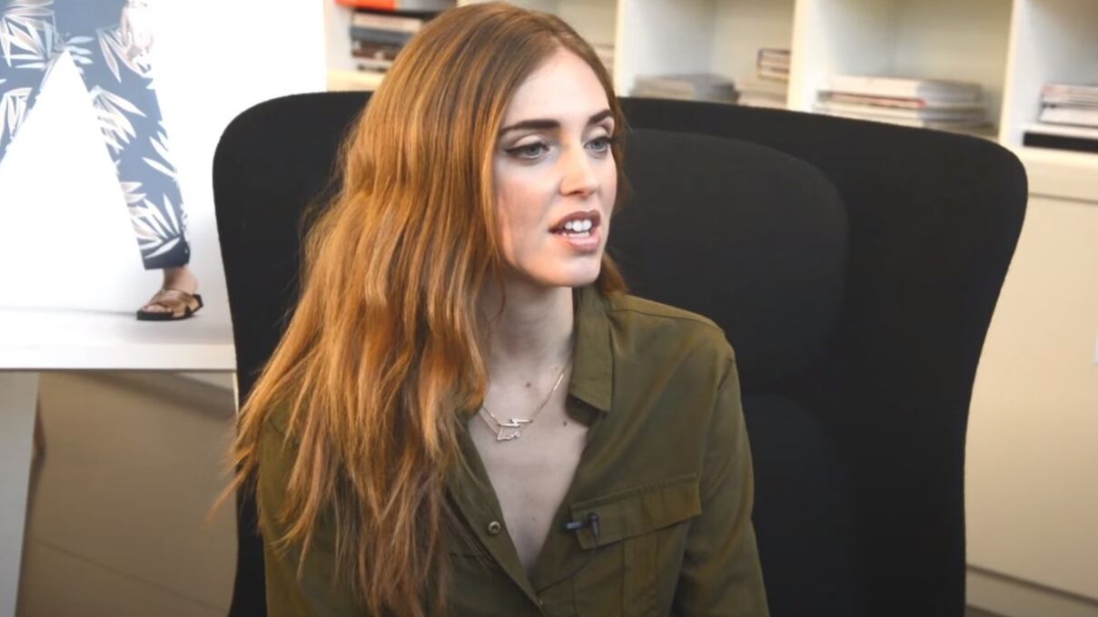 Chiara Ferragni lancia le infradito a 175 euro. Il web esplode: "Ma siete pazzi"