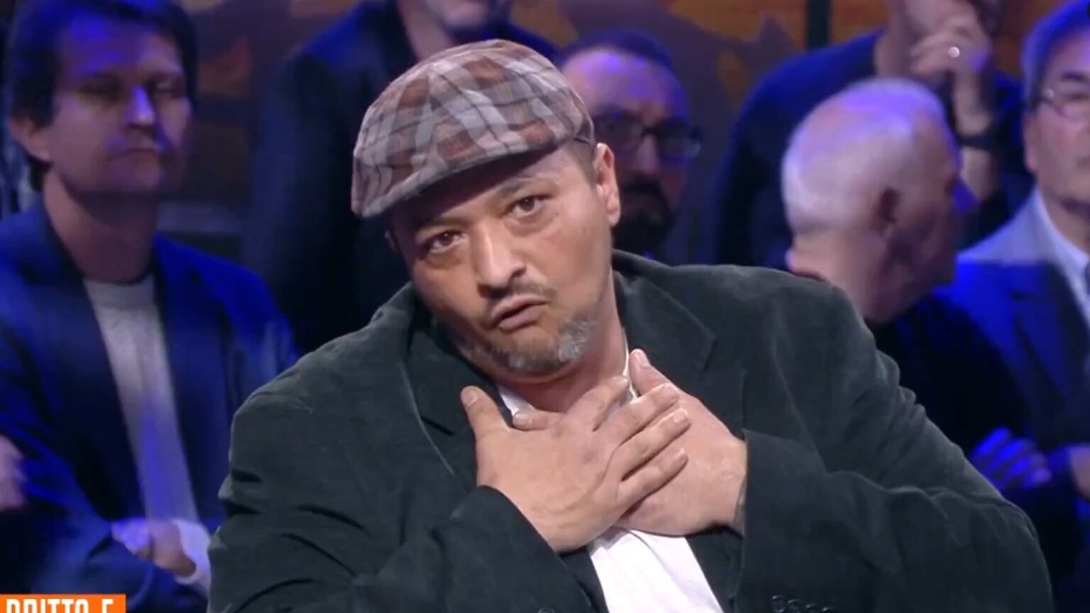"Quindi tutti gli italiani sono ladri... ?", cosa dice il mediatore rom. Cruciani e Del Debbio sbottano