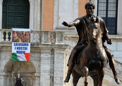 Marò tolti dal Campidoglio: scatta la protesta contro Marino 15