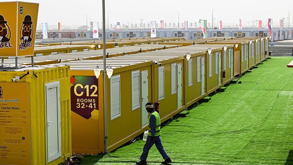 I dormitori horror dei tifosi in Qatar: ecco quanto costano