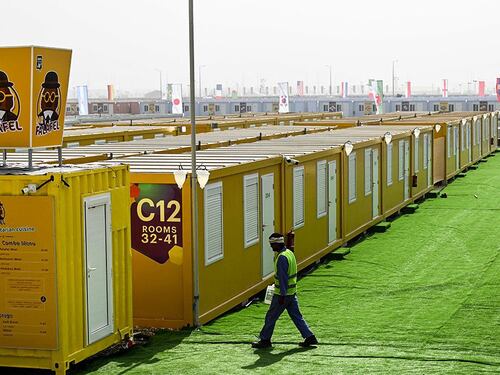 I dormitori horror dei tifosi in Qatar: ecco quanto costano