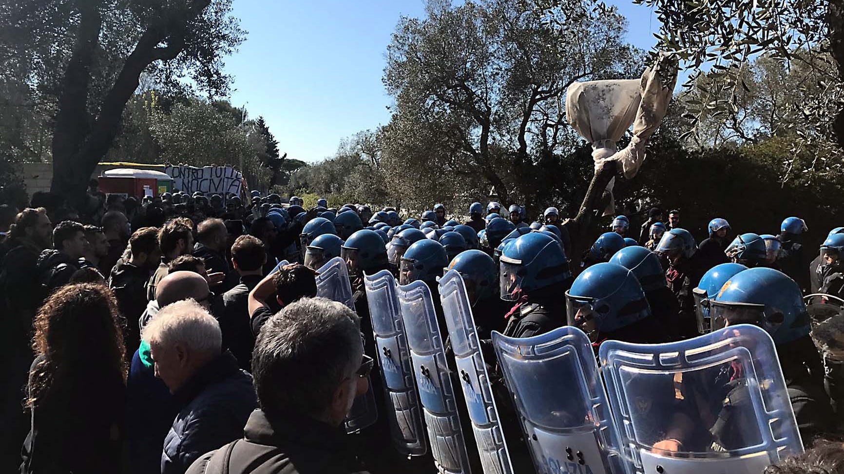 La rivolta della Puglia contro il gasdotto. Sit-in e blocchi in difesa di 211 ulivi: cariche della polizia