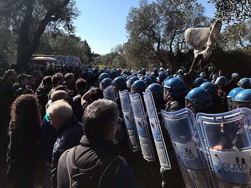 La rivolta della Puglia contro il gasdotto. Sit-in e blocchi in difesa di 211 ulivi: cariche della polizia