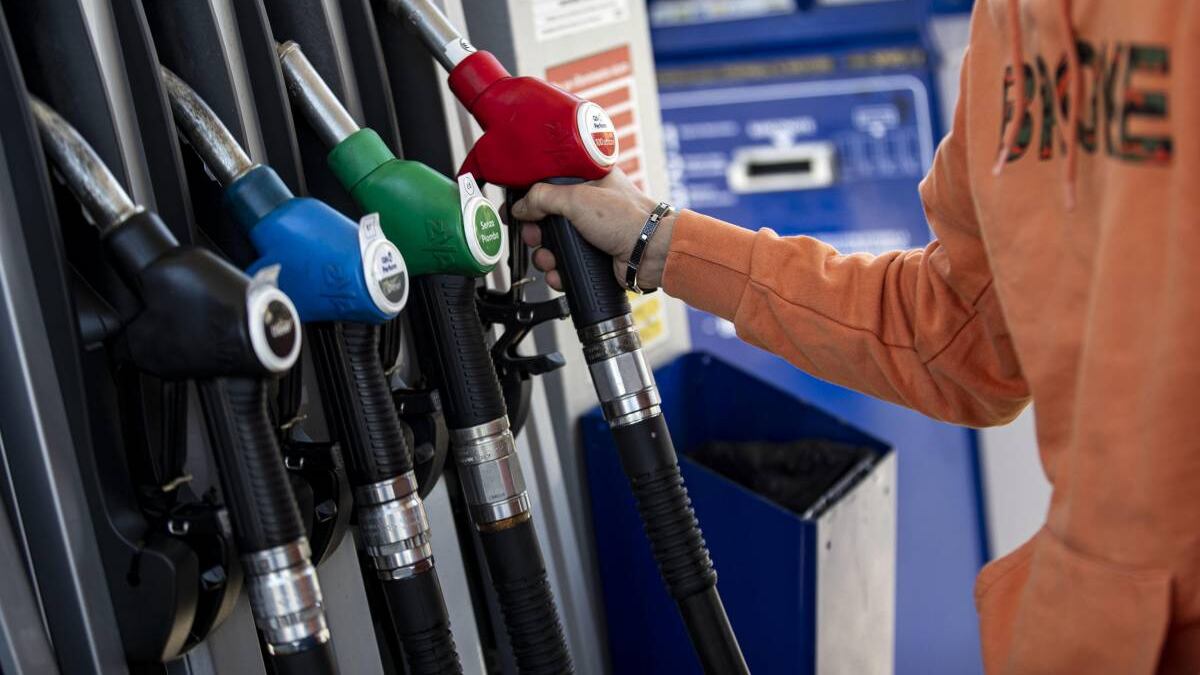 Ancora in calo il prezzo della benzina: ecco a quanto ammonta