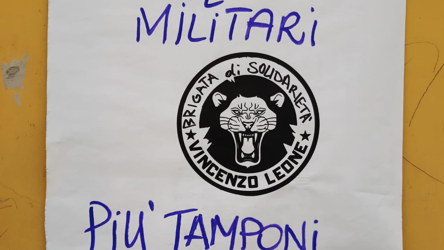 Quei cartelloni choc a Napoli che offendono l'agente morto