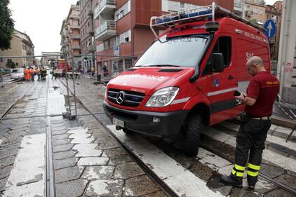 Maltempo a Milano: voragine da 12 metri in centro 11
