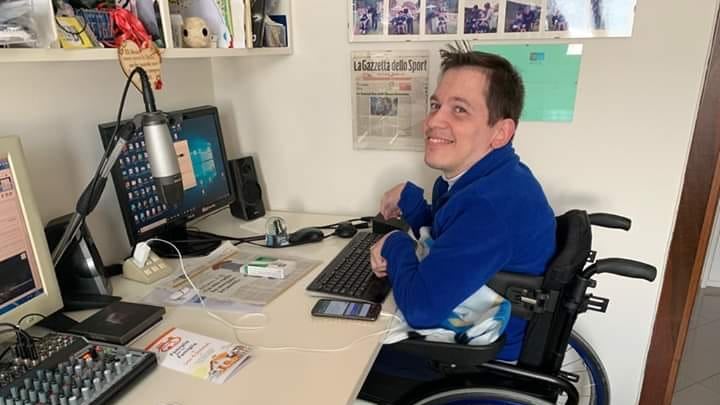 Stefano, il radio-Dj che tutti i giorni online batte la sua disabilità
