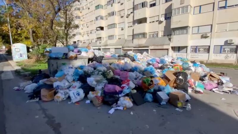 Palermo sommersa dai rifiuti: materassi e motorini in discarica 6