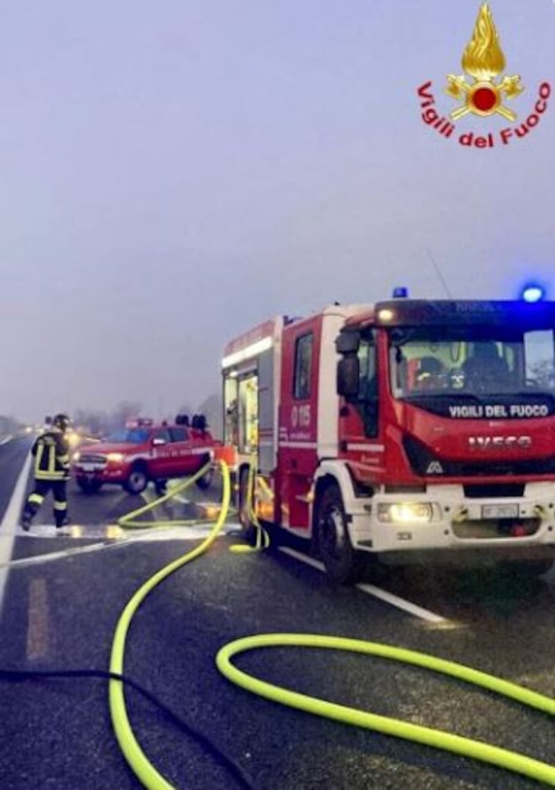 Inferno sulla A21 dove una bisarca ha preso fuoco 5