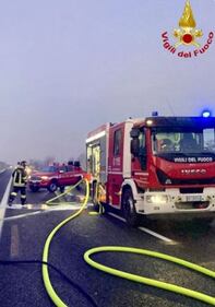 Inferno sulla A21 dove una bisarca ha preso fuoco 5