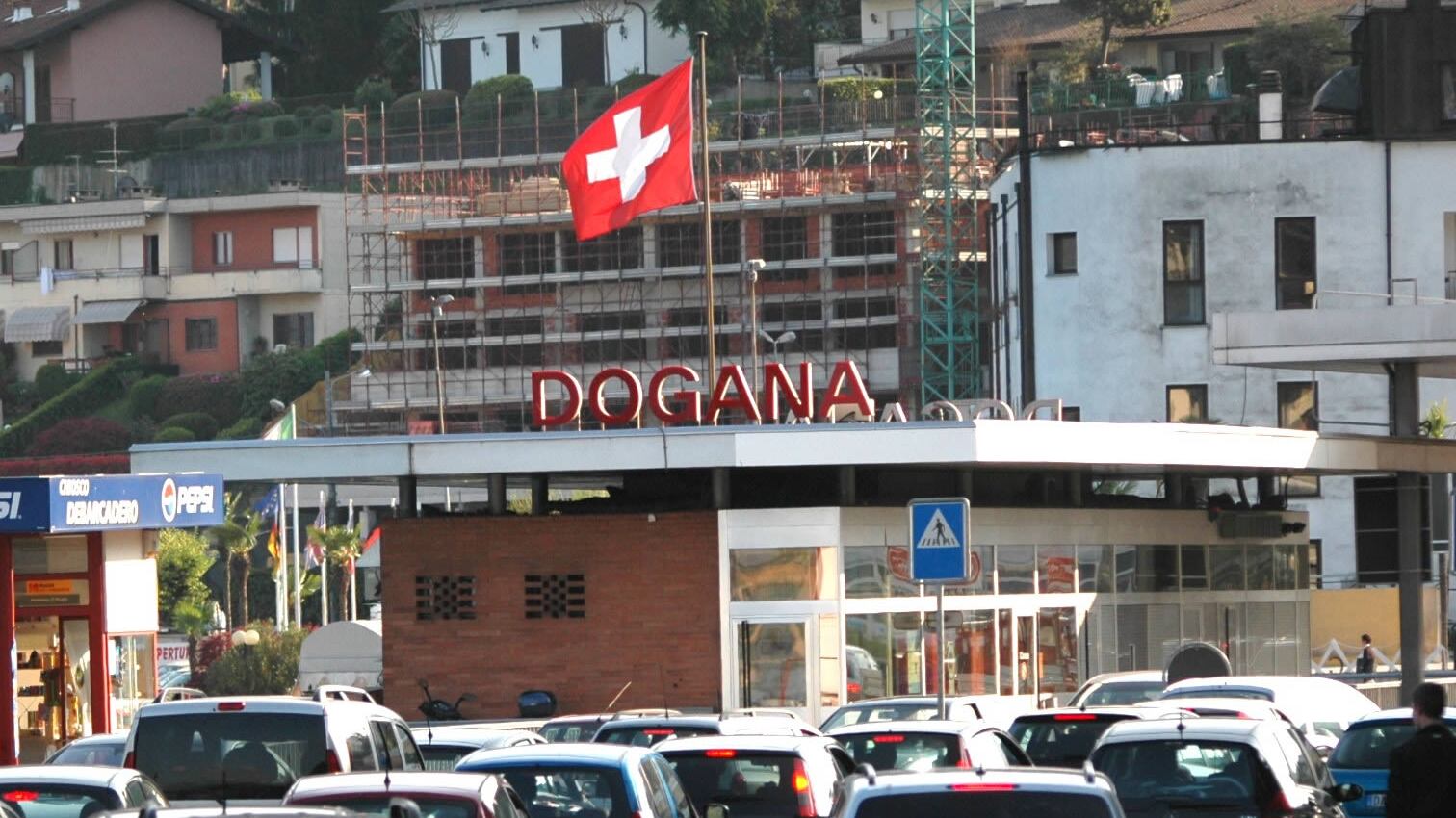 "In auto due islamici radicali": giallo sulla caccia alla Citroen bianca