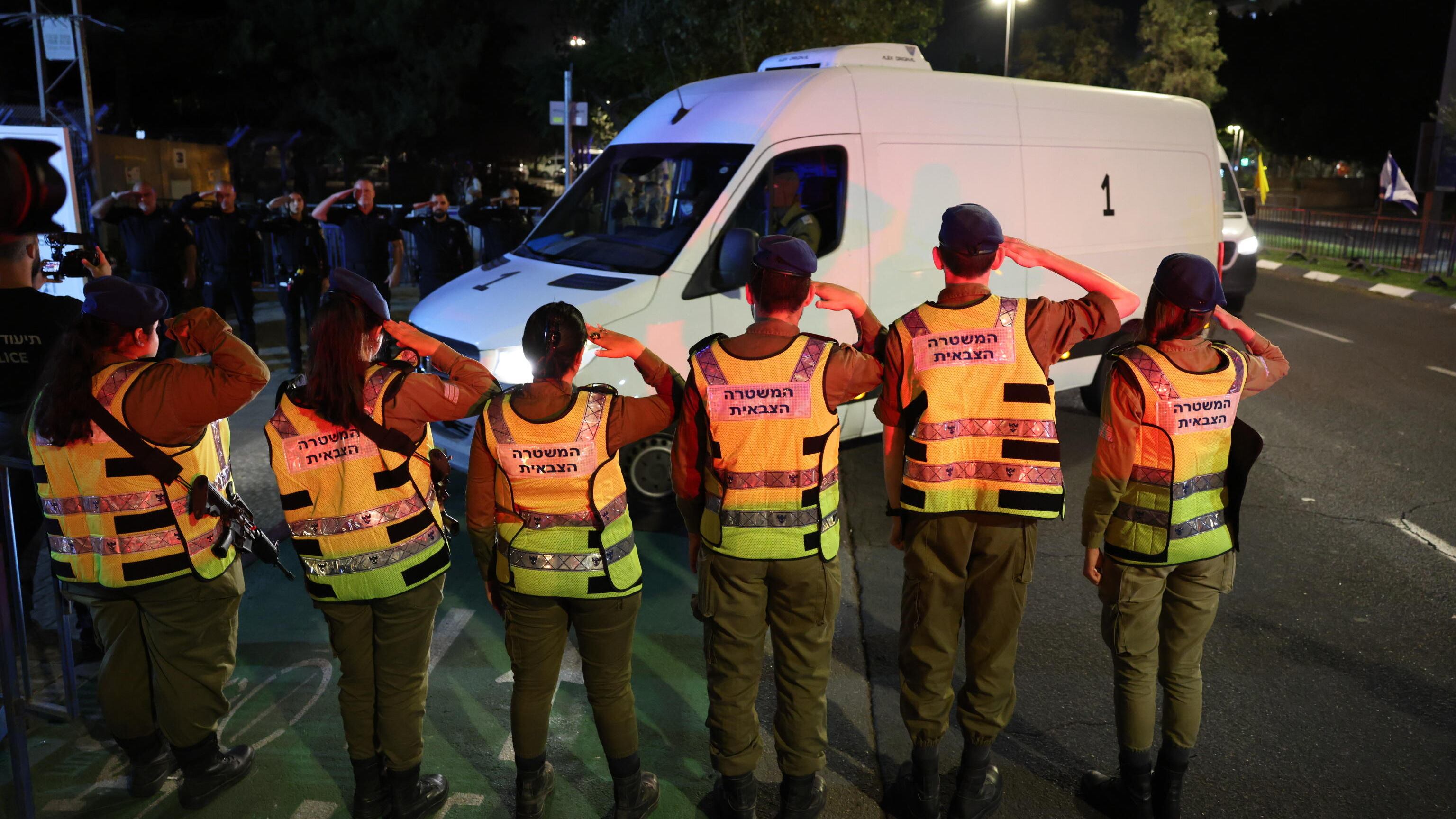 Il rientro dei corpi col contagocce. Tel Aviv: "Nessun compromesso"