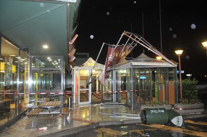 Crolla gazebo di McDonald's: un bimbo ferito 17