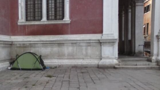 Venezia: i turisti maleducati accampati in tenda