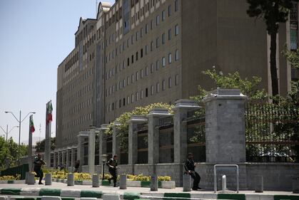 Teheran sotto attacco: terroristi asserragliati in parlamento 4
