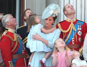 George e Charlotte giocano sull'erba 5