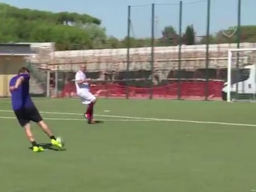 Totti segna il gol dell'anno: destro magico e palla nel sette