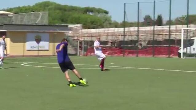 Totti segna il gol dell'anno: destro magico e palla nel sette