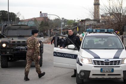 Roma, i militari all'ingresso del campo rom di via Salviati 1