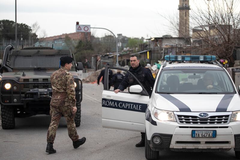 Roma, i militari all'ingresso del campo rom di via Salviati 1