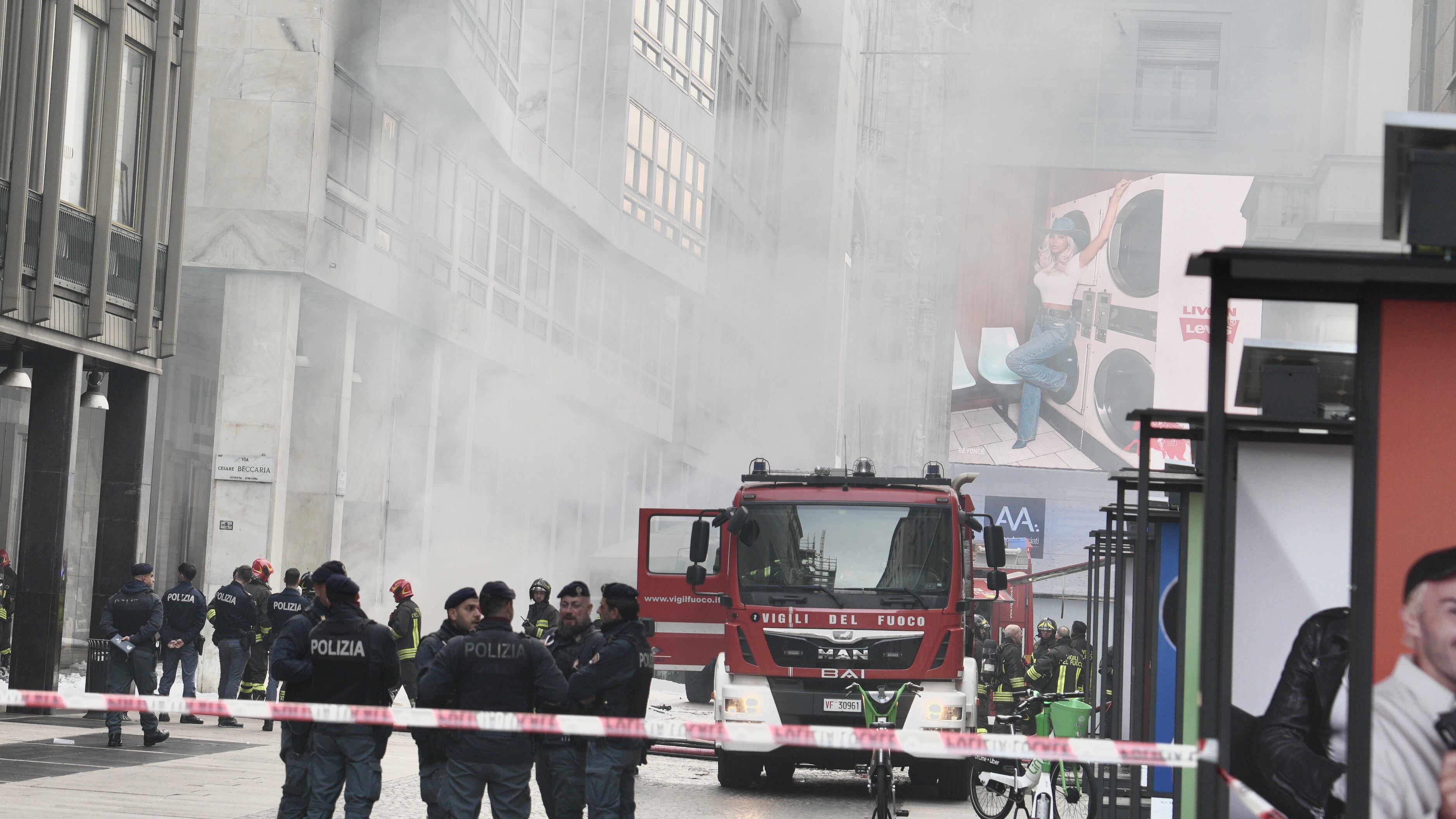 Incendio in un appartamento nel Milanese, muore 60enne. Il fratello è grave in ospedale