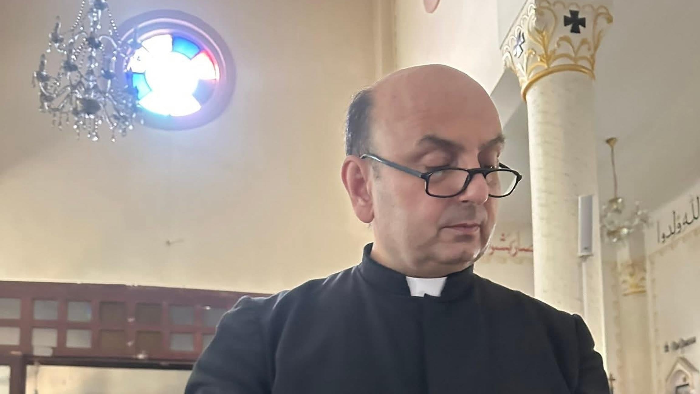 Chi è Padre Romanelli, il parroco ferito nel raid israeliano a Gaza