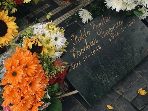 Il rapper rende omaggio alla tomba di Pablo Escobar
