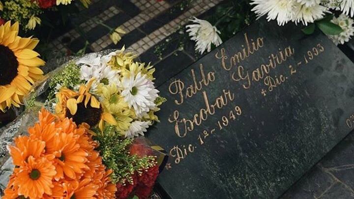 Il rapper rende omaggio alla tomba di Pablo Escobar