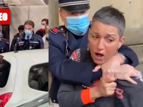 Passeggia senza mascherina, bloccata dalla polizia con mani al collo e arrestata