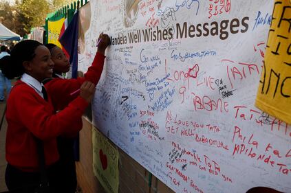 Messaggi davanti all'ospedale di Pretoria, dove Mandela è ricoverato