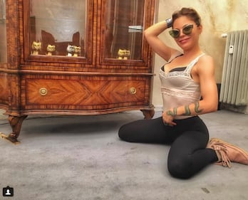 Naike Rivelli, topless e lato B in spiaggia 6