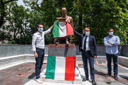 Forza Italia mette il tricolore sulla statua Montanelli 9