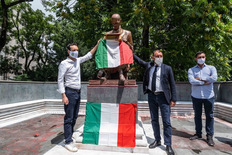 Forza Italia mette il tricolore sulla statua Montanelli 9