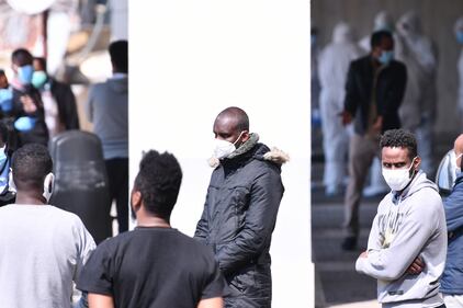 Il Selam palace isolato dall'esercito: screening a tappeto sui migranti 16