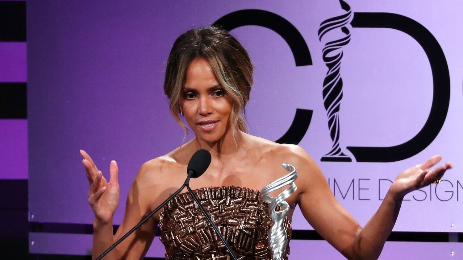 Halle Berry, topless per mostrare il nuovo tatuaggio