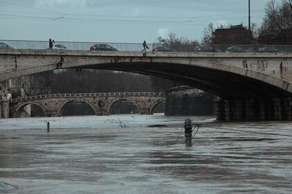 Paura per la piena del Tevere a Roma 3