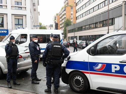 Francia, balli a ritmo di Macarena e zero regole anti Covid: delirio in commissariato