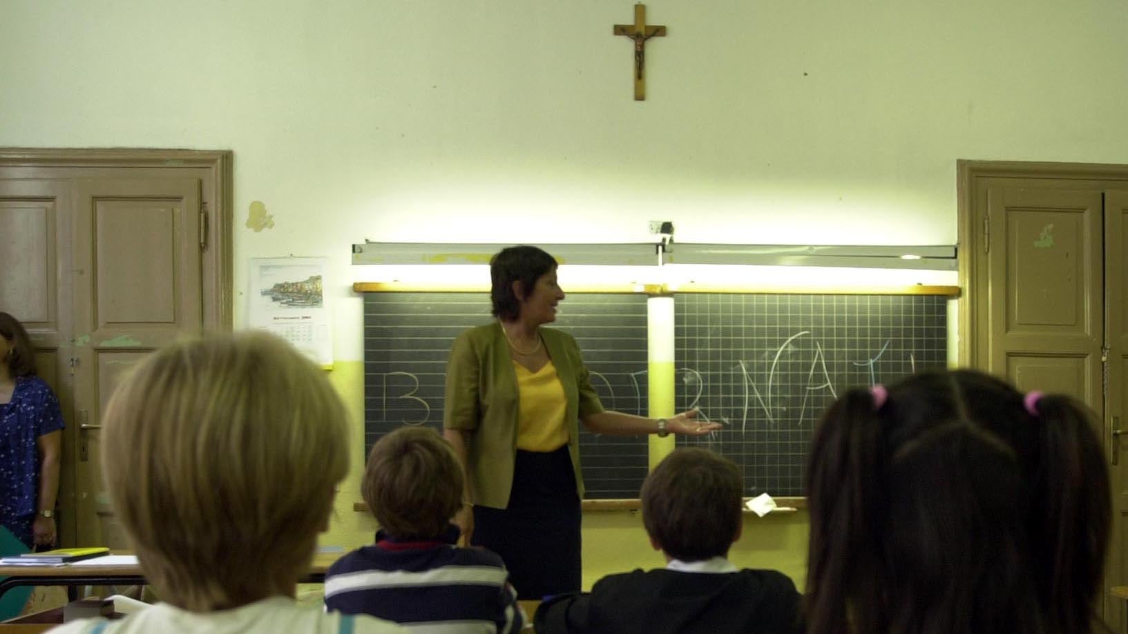 I genitori non pagano la retta: agli studenti pane e acqua