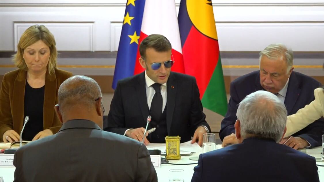 Gli occhiali scuri e il riferimento all'Eye of Tiger: cosa succede a Macron
