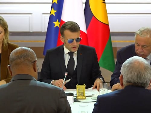 Gli occhiali scuri e il riferimento all'Eye of Tiger: cosa succede a Macron