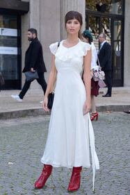 Emily Ratajkowski diventa bionda e mostra il seno 25